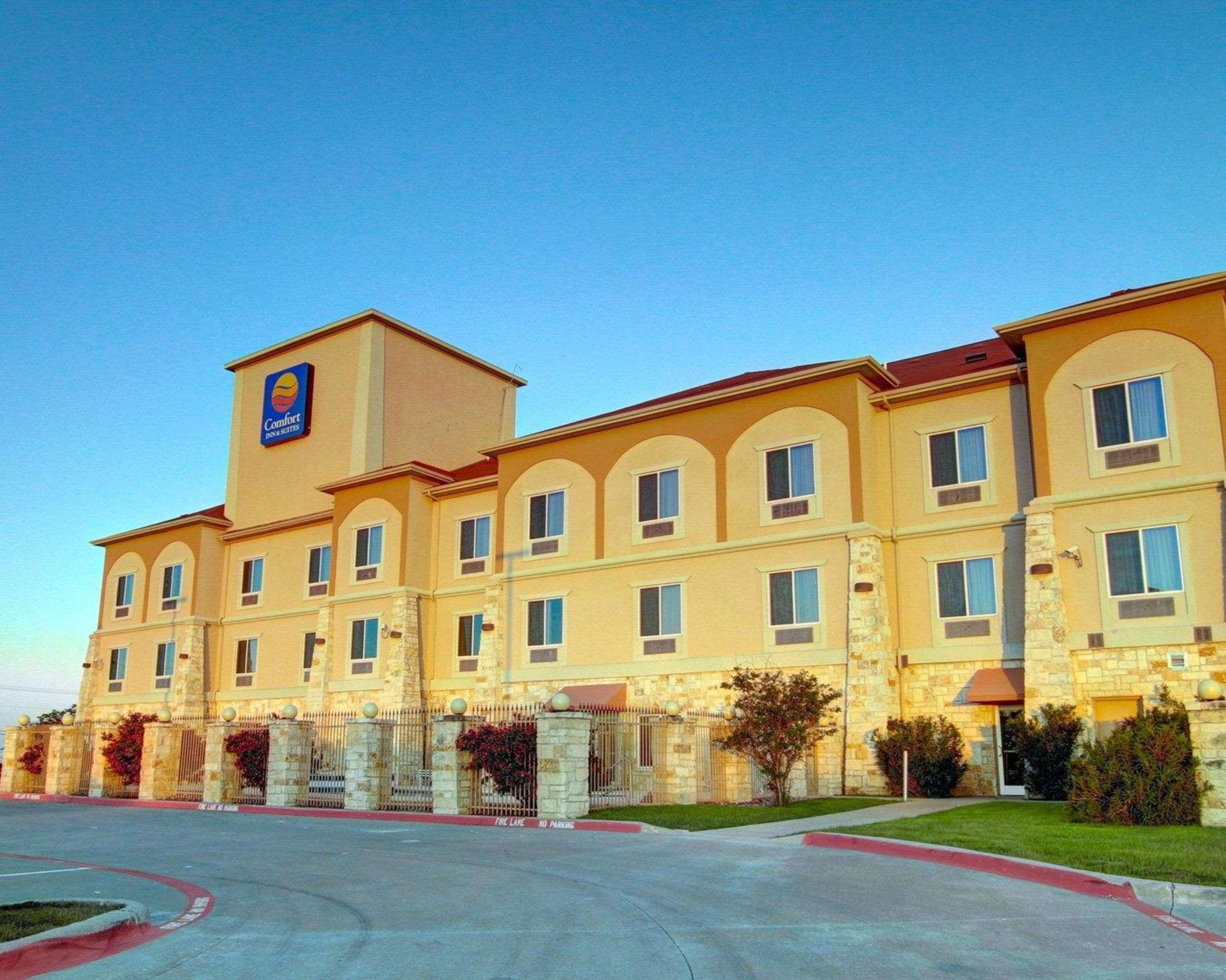 Comfort Inn & Suites Alvarado Esterno foto